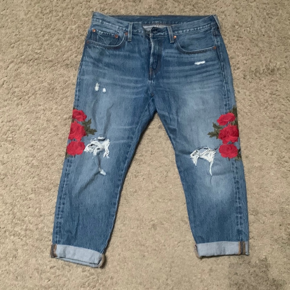 Levi’s women’s distressed jeans with rise patch detailing 501t